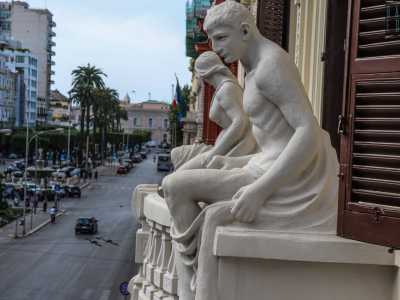 ...ci ritroviamo su uno scenografico balcone protetto ai lati dalle due splendide statue di Adamo ed Eva
